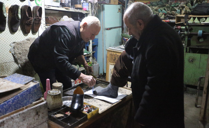 Diyarbakır'da 65 yıllık ayakkabı ustası özel siparişle eski model ayakkabılar yapıyor