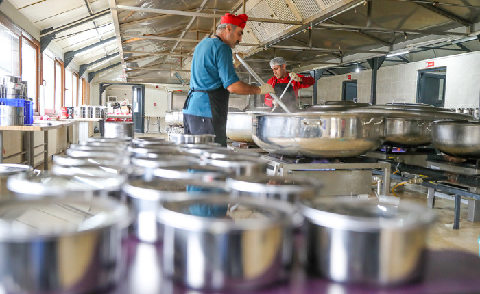 Diyarbakır'da Türk Kızılay Aşevi'nde ramazanda ihtiyaç sahipleri için yemek hazırlanıyor
