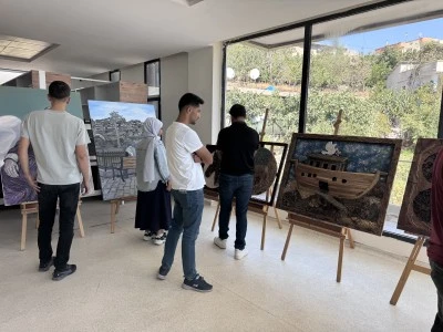 Doğa ve hayvan sevgisini taş, toprak, ağaç dalı gibi malzemelerle tuvale yansıtıyor