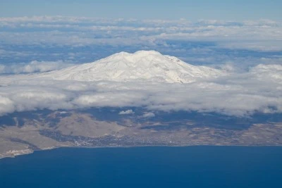 Doğu'nun karlı doruklarına havadan bakış