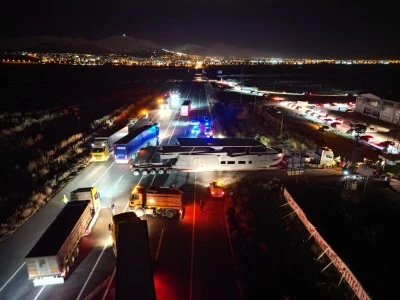 Dorsesi yola oturan gemi y&uuml;kl&uuml; tır ulaşımı aksattı