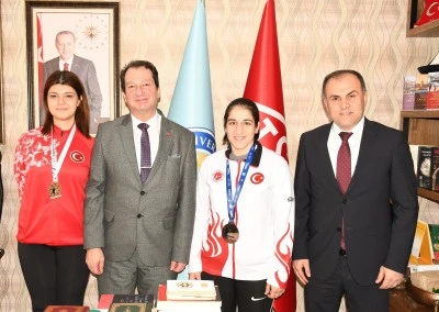 DÜ Rektörü Prof. Dr. Kamuran Eronat başarılı sporcularla görüştü