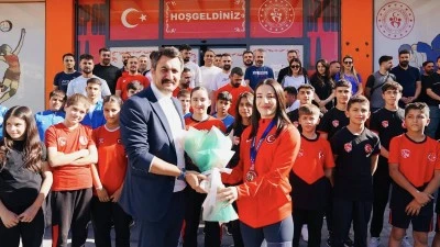 Dünya Üçüncüsü Siirt’te Çiçeklerle Karşılandı