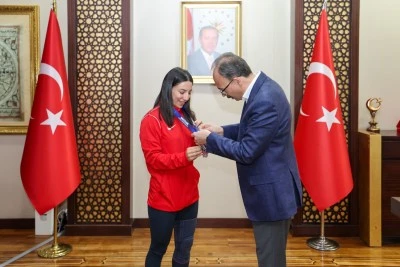 Dünya Üçüncüsüne Siirt Valisinden Ödül