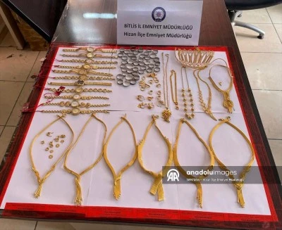 Duvarı delerek kuyumcudan altın çalan 5 şüpheli yakalandı