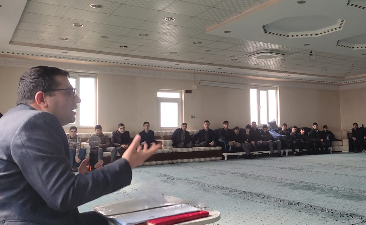 Eğitimci Yazar Kurtalan’da Seminerde Gençleri Uyardı