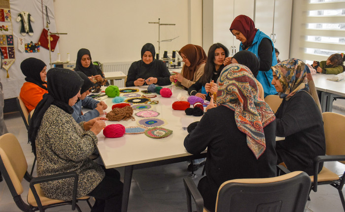 El işi örgülerle ağaçları süsleyerek temiz bir doğaya dikkati çekiyorlar