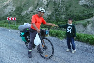 Emekli &ouml;ğretmen bisikletle 80 ili gezdi