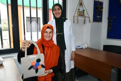 Engelli Aktif Yaşam Merkezi'nde &ouml;zel bireyler el becerilerini geliştirerek sosyalleşiyor