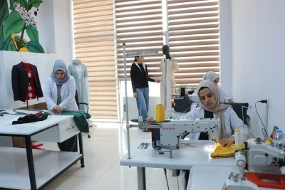 Erkek ustaların dokuduğu tescilli şal şepik kumaşı kadınların elinde ürüne dönüşüyor