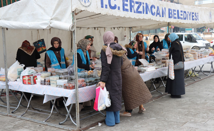 Erzincan'da deprem bölgesindeki cami ve Kur'an kurslarına destek için "Hayır Çarşısı" açıldı