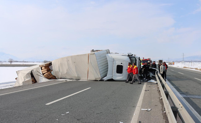 Erzincan'da otomobil ile tırın çarpıştığı kazada 3 kişi yaralandı