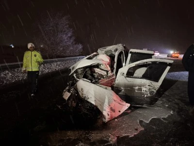 Erzurum'da tır ile &ccedil;arpışan SUV tipi ara&ccedil;taki 4 kişi hayatını kaybetti