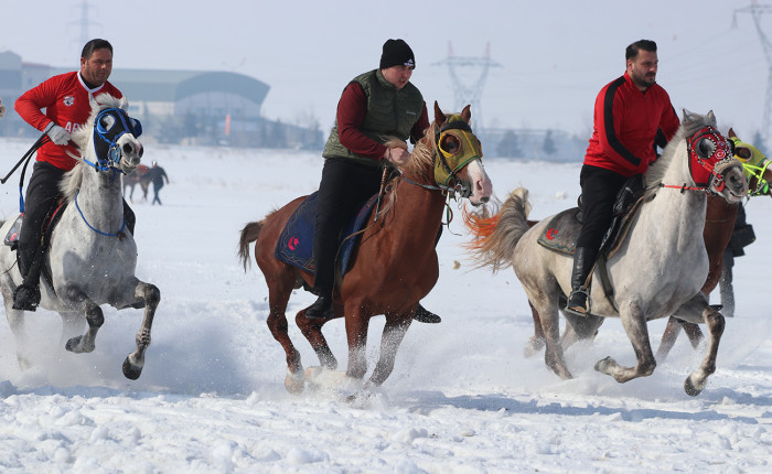 Erzurum'da EİT 2025 kapsamında düzenlenen yarışmada atlar kar üstünde yarıştı