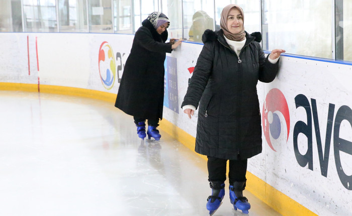Erzurum'da ev kadınları "Buzun Sultanları" projesiyle buz pateniyle tanışıyor