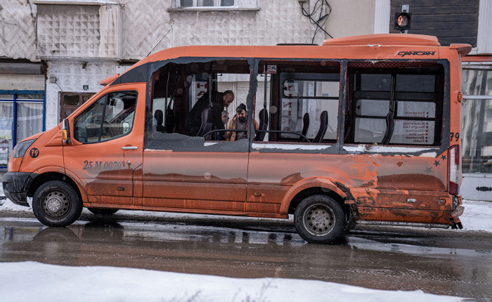 Erzurum'da halk otobüsü yolcu minibüsüne çarptı, 4 kişi yaralandı