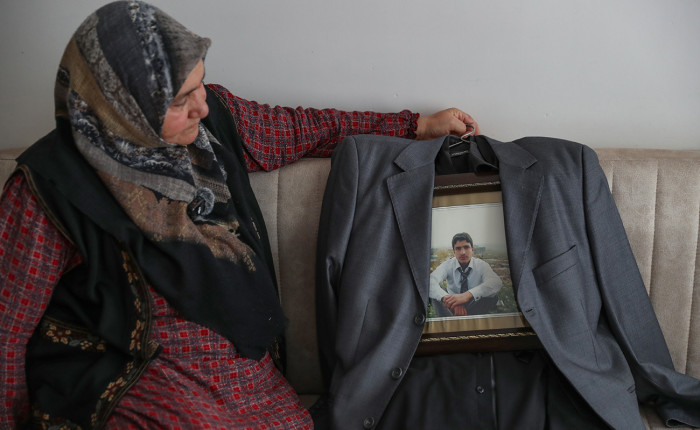 Evlatları için eylem yapan Diyarbakır anneleri, teselliyi geride kalan eşyalarda arıyor