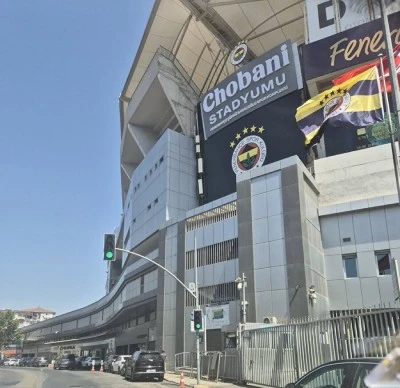 Fenerbahçe, stadyum dışındaki tabelayı &quot;Chobani&quot; olarak değiştirdi