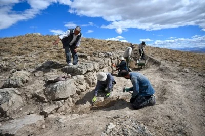 Garibin Tepe'de bulunan surlar arkeologları heyecanlandırdı