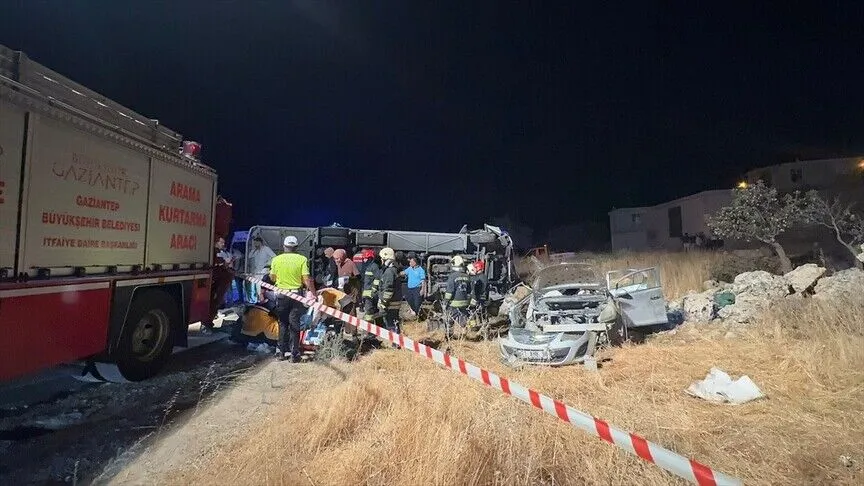 Gaziantep'te yolcu midib&uuml;s&uuml; ile otomobilin &ccedil;arpışması sonucu 7 kişi &ouml;ld&uuml;, 13 kişi yaralandı