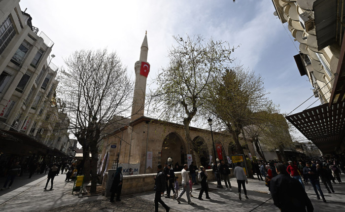 Gaziantep'te depremde hasar alan 5 asırlık Alaybey Camisi yeniden ibadete açıldı