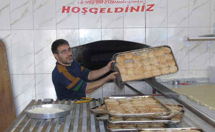 Gaziantep'te geleneksel "bayram kömbesi" yapımı devam ediyor