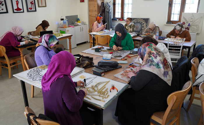 Gaziantep'te Hobi olarak başlayıp meslek edindiği filografiyi kadınlara öğretiyor