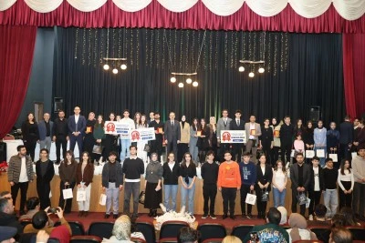 Gen&ccedil; Yetenekler Siirt&rsquo;te Şiir ve T&uuml;rk&uuml;lerle Alkış Topladı