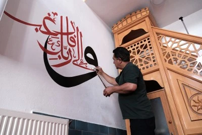 Gönüllü nakkaş iki yılda 20 caminin duvarlarını ayet ve işlemelerle süsledi