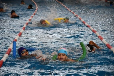 G&uuml;neydoğu'da binlerce &ccedil;ocuk ve gen&ccedil; g&uuml;venle y&uuml;zme &ouml;ğreniyor