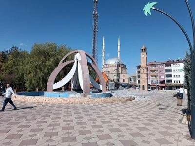 Güroymak'ta kent meydanında yenileme çalışmaları başlatıldı