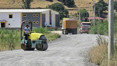 Güroymak'ta yol çalışmaları devam ediyor
