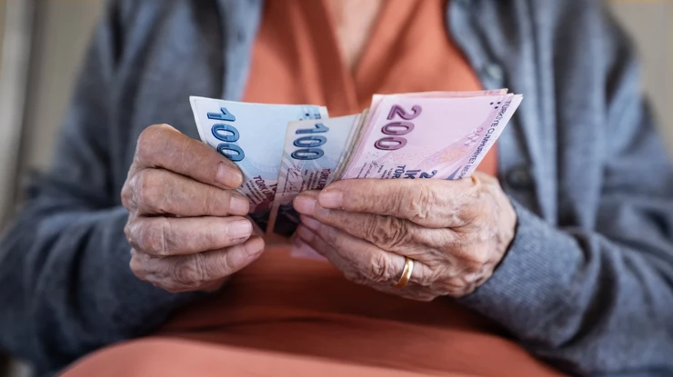 &Ouml;DEMELER BAŞLADI! Emekli Bayram İkramiyesi Hesaplara Yatıyor: İşte G&uuml;n G&uuml;n &Ouml;deme Takvimi