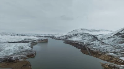 Kar yağışıyla beyaza b&uuml;r&uuml;nen Ilısu Barajı'nın &ccedil;evresi dronla g&ouml;r&uuml;nt&uuml;lendi