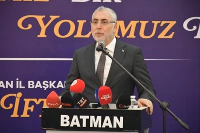 &Ccedil;alışma ve Sosyal G&uuml;venlik Bakanı Işıkhan,&nbsp;Batman'da iftar programında konuştu