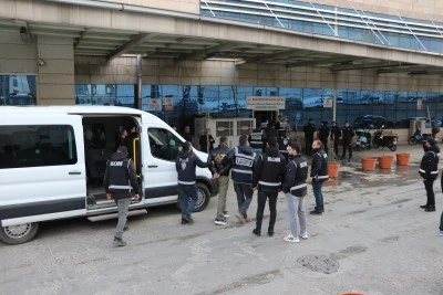 Siirt&nbsp;merkezli "resmi belgede sahtecilik" ve "r&uuml;şvet" soruşturmasında g&ouml;zaltına alınan 30 ş&uuml;pheli adliyede