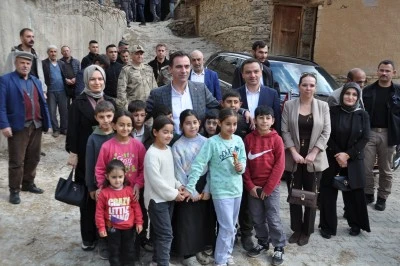 Bitlis Valisi Karakaya, Hizan'daki Uzuntaş köyünü ziyaret etti