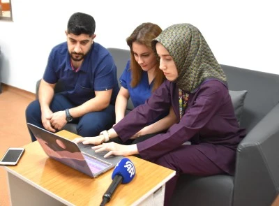 Bitlis&nbsp;Devlet Hastanesi'nde g&ouml;revli hemşireler AA'nın "Yılın Kareleri" oylamasına katıldı