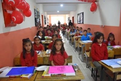 Ressam Melis Doğan,&nbsp;Şırnak'ın k&ouml;y&uuml;nde 100 &ccedil;ocukla resim yaptı