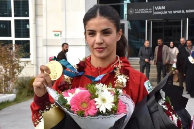 Şampiyon boksör Erginoğuz memleketi Van'a döndü