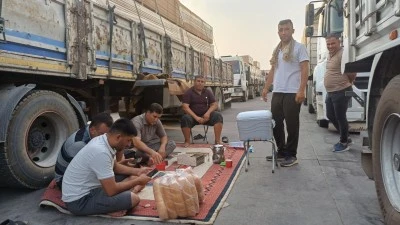 Kavurucu sıcaklar Habur Sınır Kapısı'ndan Irak'a yük taşıyan tır şoförlerini de olumsuz etkiliyor