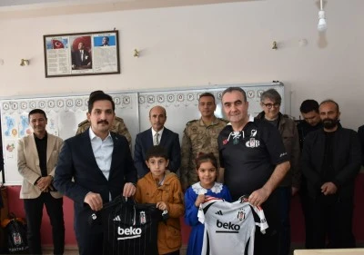 Beşiktaş Kulübü üyeleri, Mardin'de öğrencilere forma hediye etti