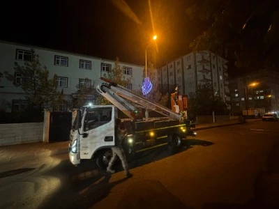 Kurtalan’da Direklerdeki Süs Işıklarının Sarkan Bölümleri Söküldü