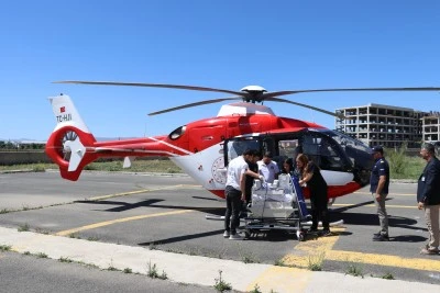 Ağrı'da solunum rahatsızlığı yaşayan bebek ambulans helikopterle Bitlis'e nakledildi
