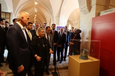 Bakan Ersoy, Mardin Kültür Yolu Festivali kapsamında açılan sergileri gezdi