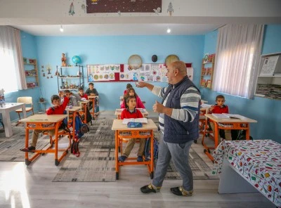 Osmaniyeli Yusuf öğretmen Diyarbakır'ın kırsalındaki okulu adeta sıcak bir yuvaya dönüştürdü