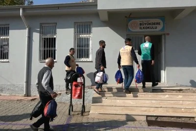 Cansuyu Derneğinden Batman'da öğrencilere kışlık giysi ve çanta yardımı