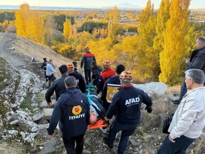 Van Kalesi'nde kayalıktan düşen kişi ekiplerce kurtarıldı