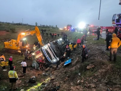 &nbsp;Malatya'da otob&uuml;s&uuml;n şarampole devrilmesi sonucu 4 kişi &ouml;ld&uuml;, 15 kişi yaralandı