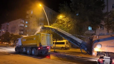 Mardin Büyükşehir Belediyesince Ravza Caddesi'nde asfalt söküm çalışmaları başladı